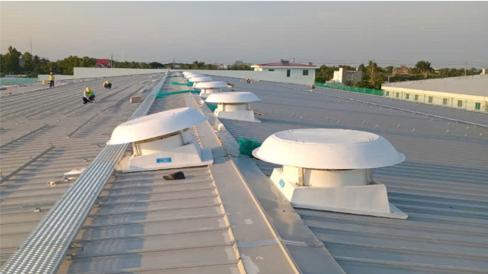 quạt hút trên mái nhà xưởng